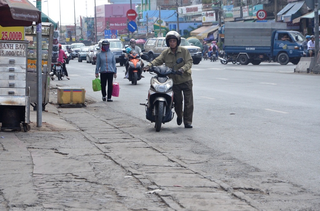 Nhiều nạn nhân của đinh tặc phải dắt bộ xe đi tìm chỗ vá