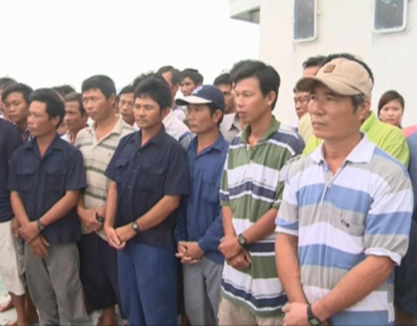 32 ngư dân vui sướng khi được trở về bờ an toàn - 1 32 ngư dân gặp nạn trên biển đã vào bờ an toàn