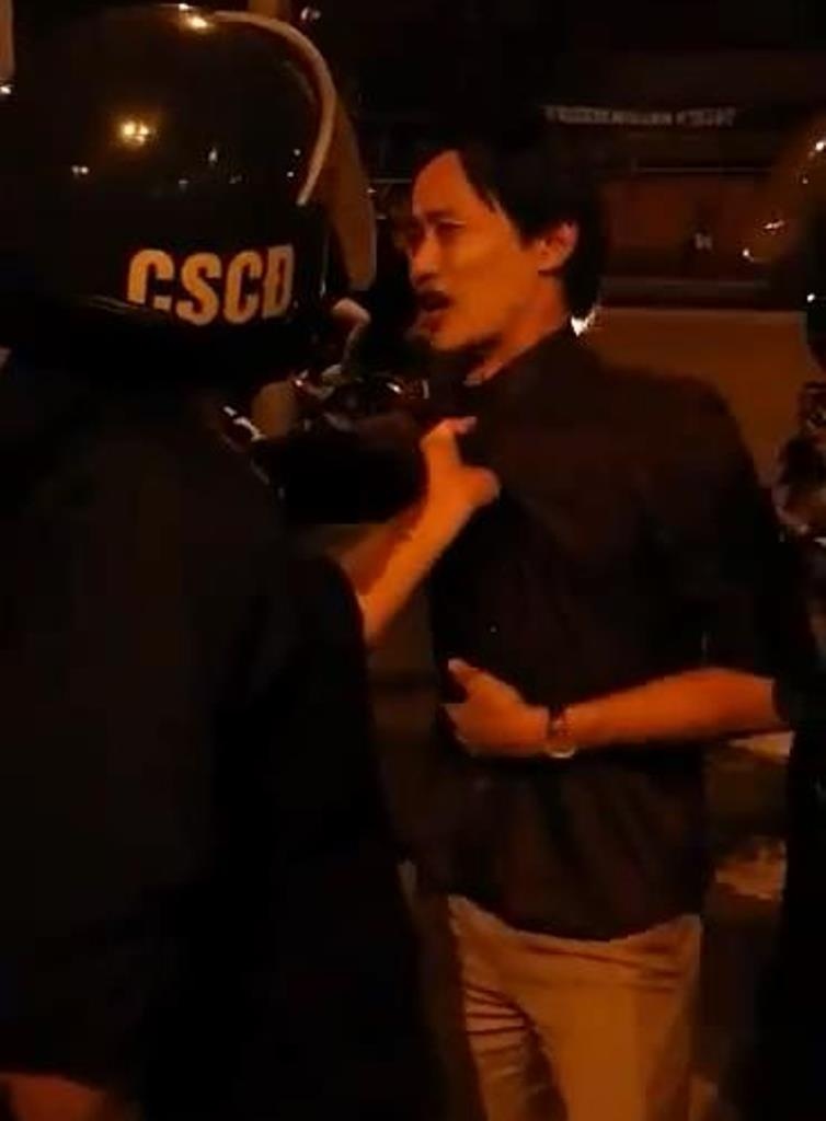 Hình ảnh CSCĐ túm cổ áo người dân (ảnh cắt từ clip)