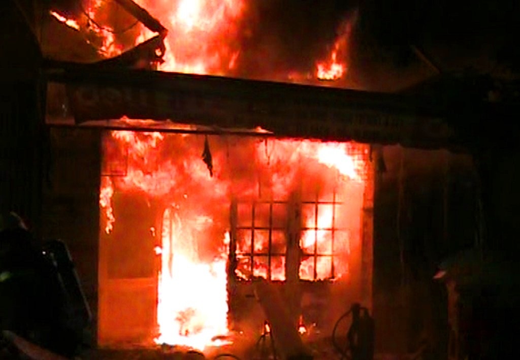 Khói lửa bao trùm chung cư Nguyễn Trãi, cả trăm hộ dân tháo chạy trong đêm - 2 Biển lửa bao trùm cửa hàng tạp hóa nằm ở tầng trệt chung cư Nguyễn Trãi