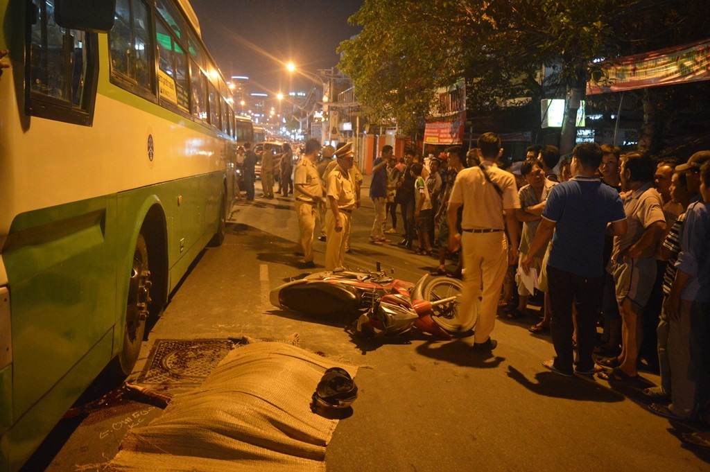 Hiện trường vụ tai nạn khiến thanh niên bị xe buýt cán chết