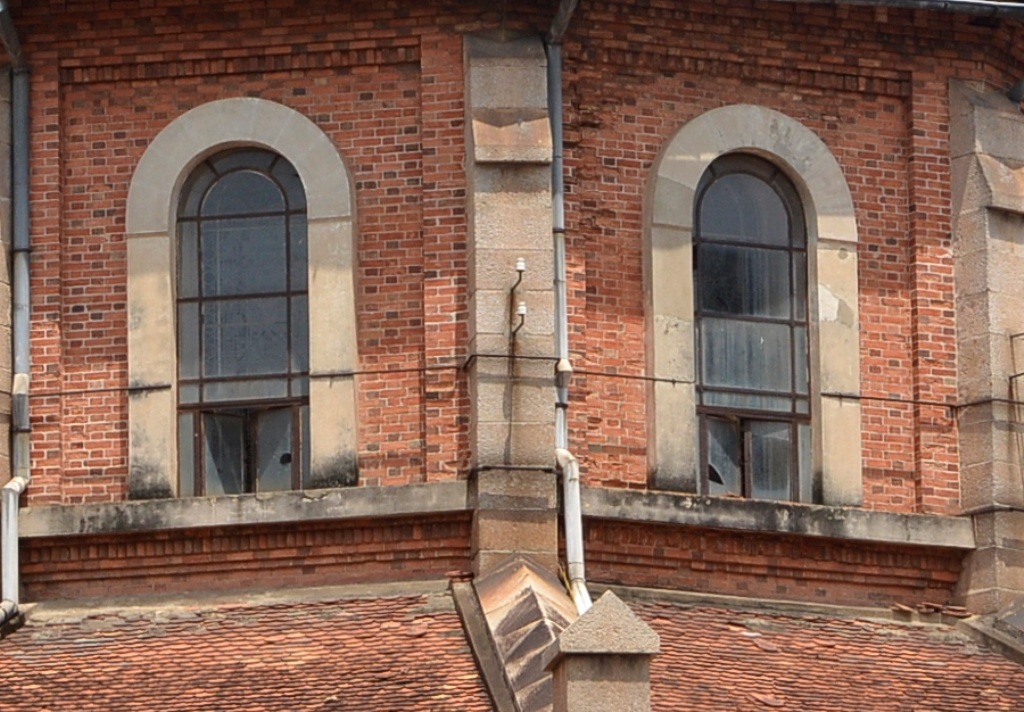 Phần kính cửa sổ đã bị vỡ, sắt gỉ sét