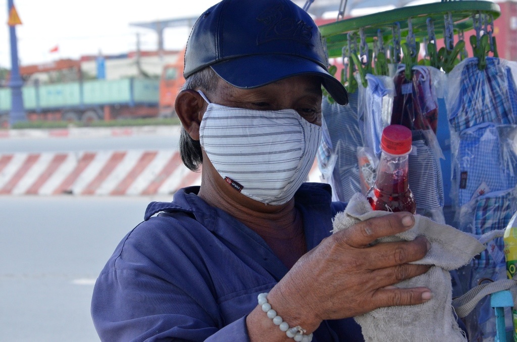 Những người dân buôn bán hai bên đường phải liên tục lau chùi hàng hóa vì bụm bám