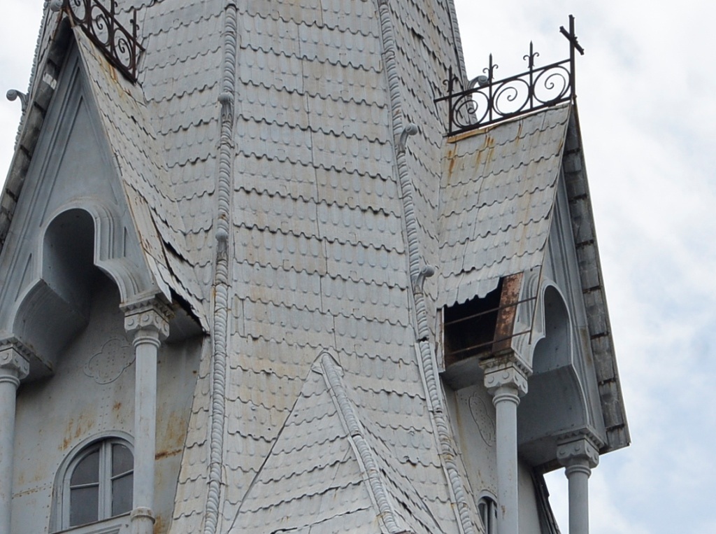 Hai tháp chuông cũng bị xuống cấp