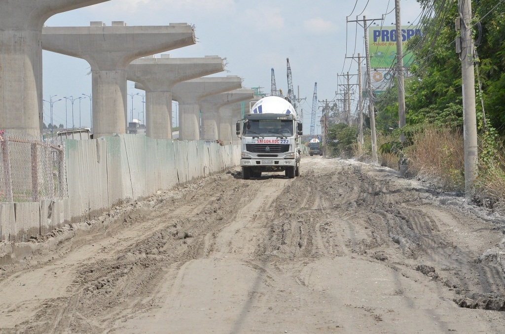 Những người dân buôn bán hai bên đường phải liên tục lau chùi hàng hóa vì bụm bám