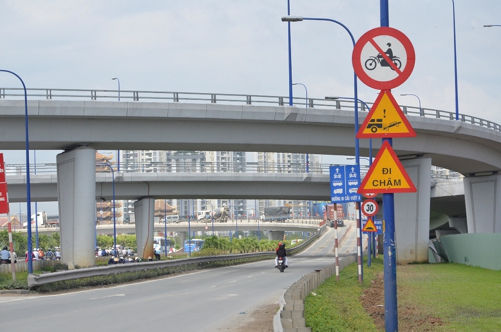 Tương tự tại nhánh A cũng có biển cấm