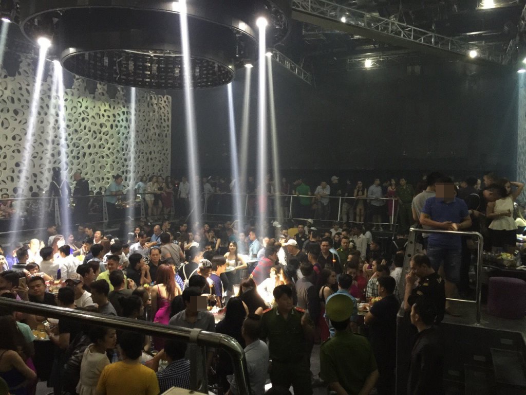 Gần 250 khách chơi nhốn nháo khi cảnh sát ập vào kiểm tra quán bar - 2 Bên trong quán bar Canalis lúc công an ập vào kiểm tra.