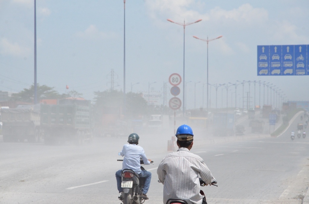 Cảnh bụi bặm, ô nhiễm ngay trên tuyến đường cửa ngõ TPHCM