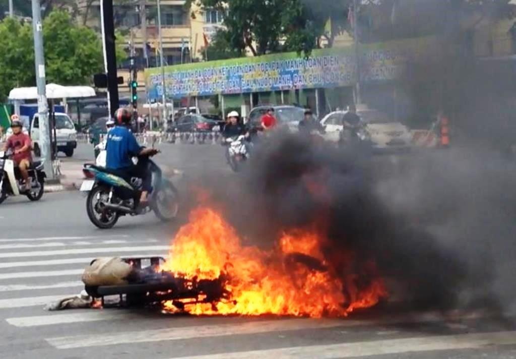 Ngọn lửa bao trùm chiếc xe gắn máy