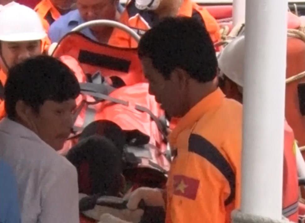 Chuyển nạn nhân bị thương lên bờ