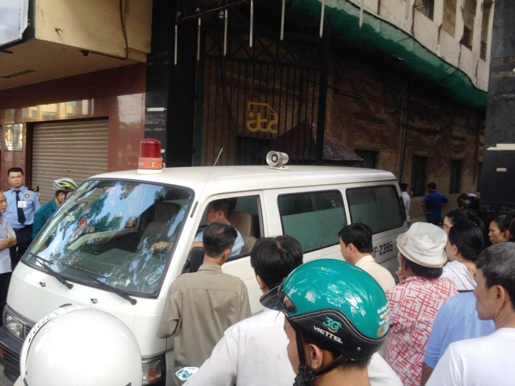 Thi thể nạn nhân được chuyển đi.