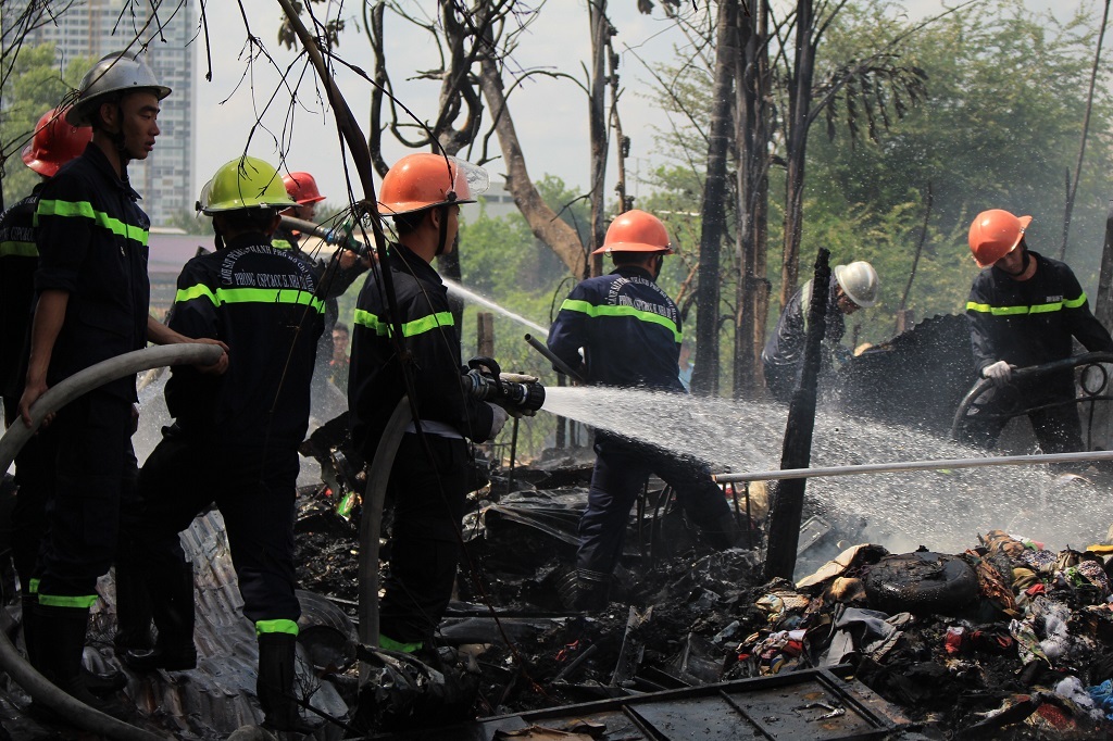Lính cứu hỏa tiếp tục phun nước vào hiện trường