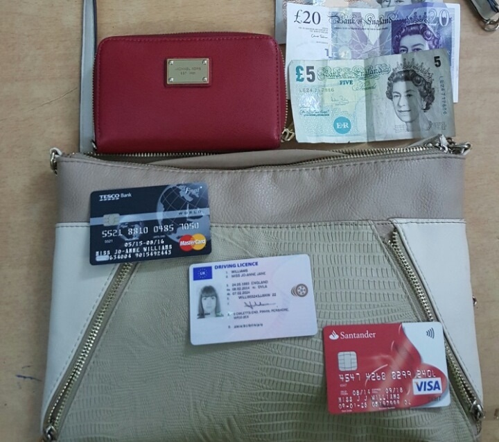 Cảnh sát hình sự khống chế tên cướp cố thủ trên nóc nhà dân - 2 Tài sản của nữ du khách Anh đã được công an lấy lại.