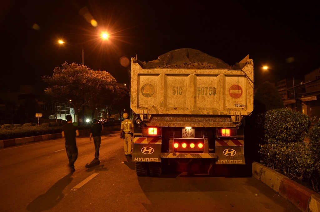 Chiếc xe ben che đậy không kỹ khiến đất đá rơi vãi xuống đường