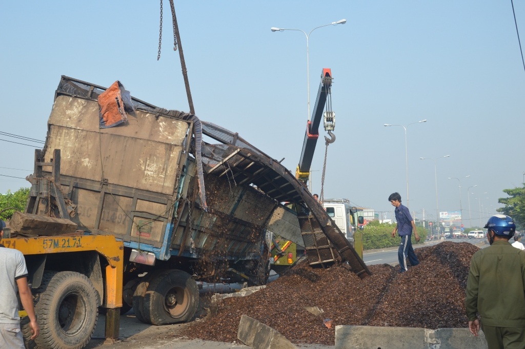 Chiếc xe tải được cẩu lên.