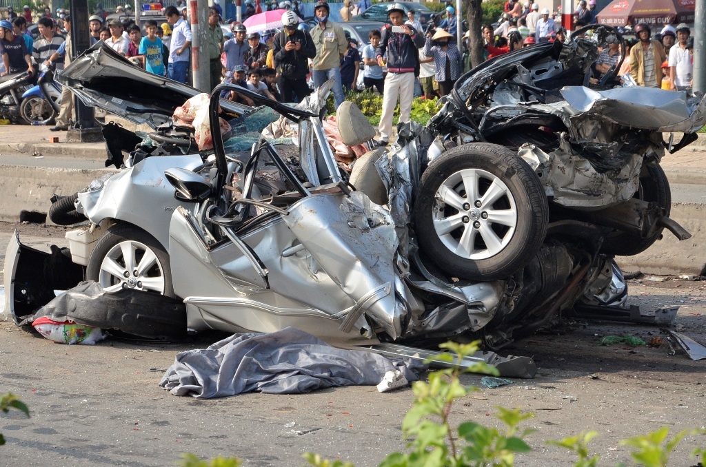 Chiếc xe ô tô 4 chỗ bị ép lại khiến tất cả 5 người ngồi trên xe tử vong