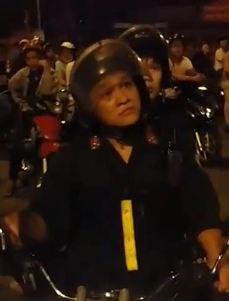 Công an TPHCM mời người dân bị cảnh sát cơ động túm cổ áo đến xin lỗi - 2 Công an TPHCM mời người dân bị cảnh sát cơ động túm cổ áo đến xin lỗi