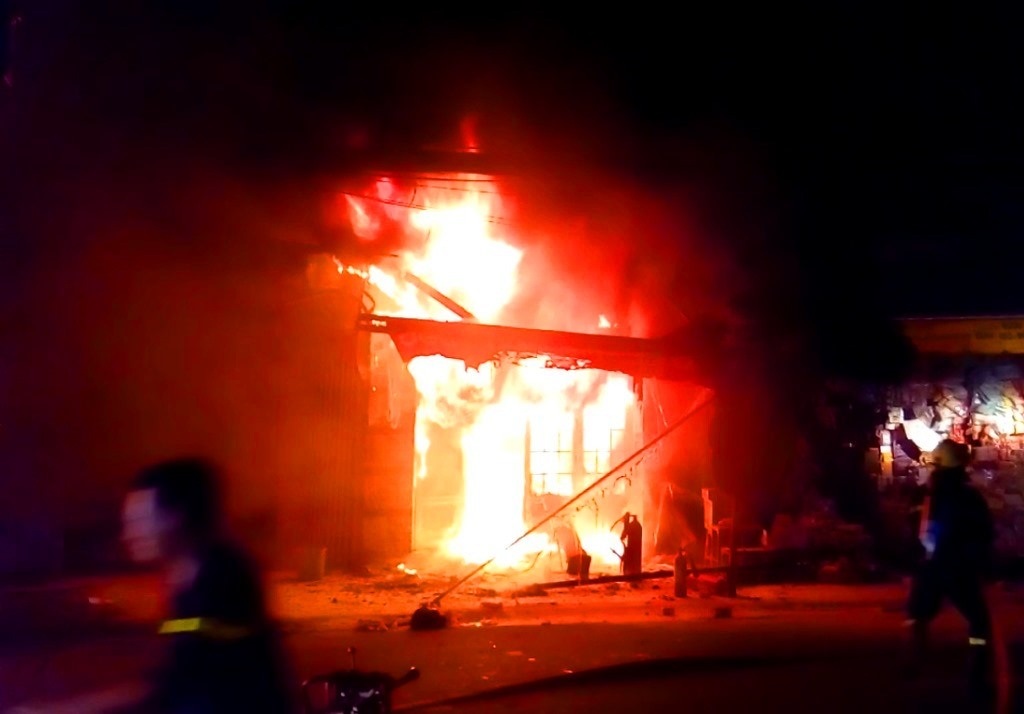 Khói lửa bao trùm chung cư Nguyễn Trãi, cả trăm hộ dân tháo chạy trong đêm - 1 Biển lửa bao trùm cửa hàng tạp hóa nằm ở tầng trệt chung cư Nguyễn Trãi