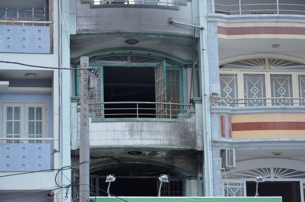 Tầng 2 và tầng 3 của ngôi nhà bị khóm ám đen.