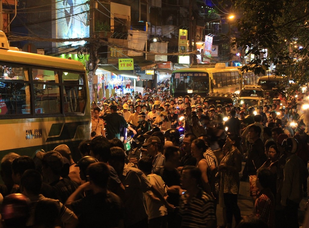 Rất đông người dân vây kín hiện trường để theo dõi công an khám nghiệm