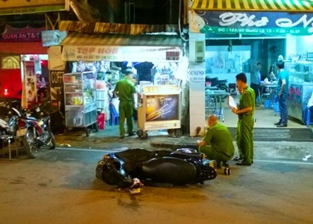 Truy nã kẻ giết người tiếp tục gây tai nạn làm 3 người thương vong - 2 Hiện trường vụ va chạm giao thông khiến anh Khổng Trường Sơn bị Phương đâm chết