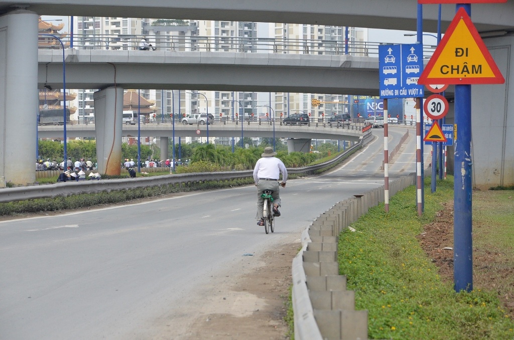 Xe đạp cũng quên biển cấm