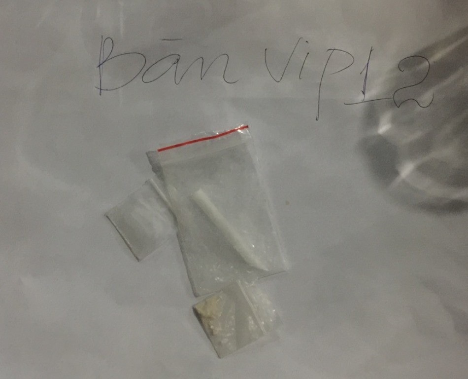 Gần 250 khách chơi nhốn nháo khi cảnh sát ập vào kiểm tra quán bar - 3 Nhiều túi nilon chứa chất bột màu trắng được công an phát hiện trên bàn Vip 12 nghi vấn là ma túy.