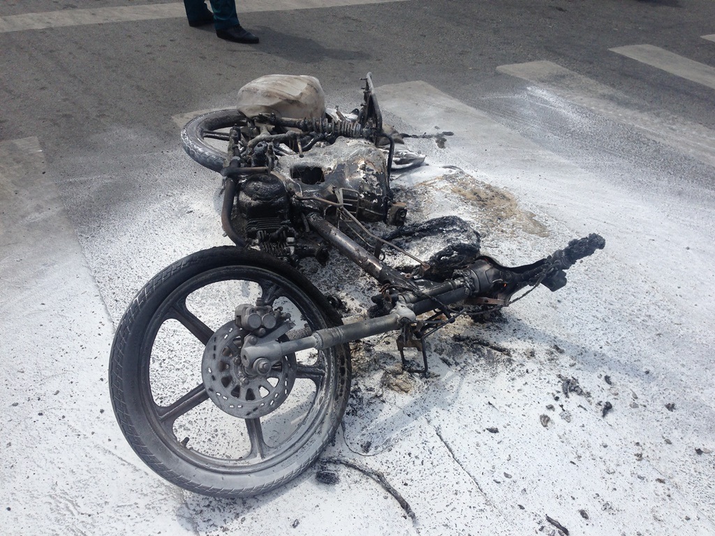 Chiếc xe cháy rụi trơ khung sắt.