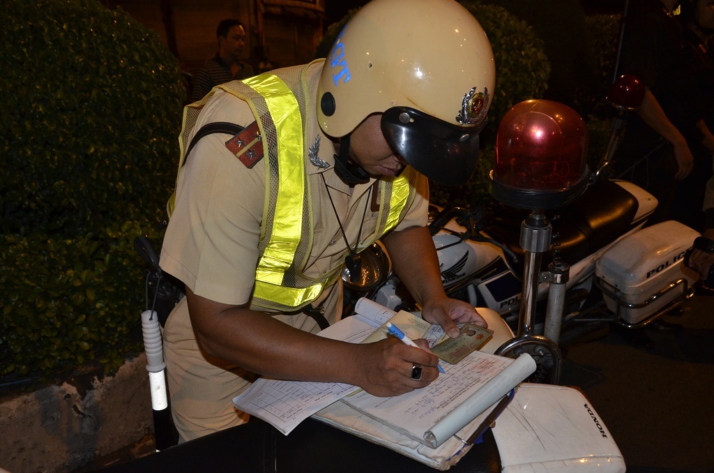 Lực lượng CSGT tiến hành lập biên bản vi phạm