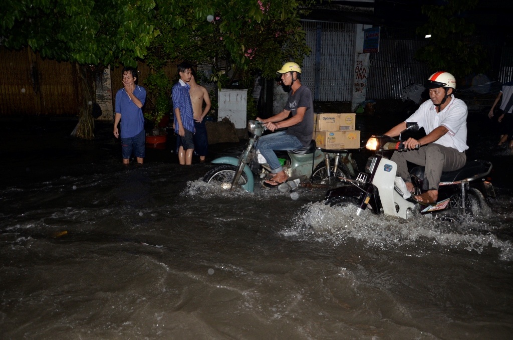Ngập đến nửa xe gắn máy