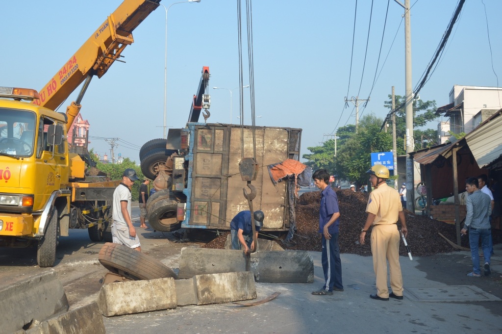 Hiện trường xe tải chở vỏ hạt điều tràn ra đường