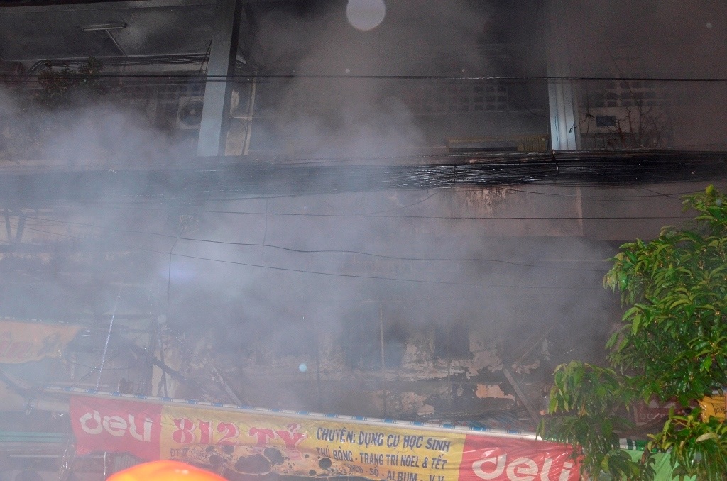 Khói bốc lên nghi ngút từ đám cháy