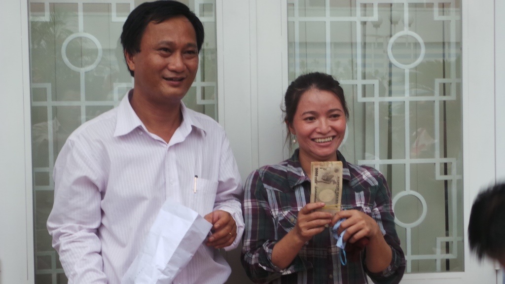 Chị Hồng vui mừng khi nhận số tiền 5 triệu yên