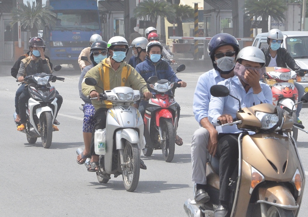 Cảnh bụi bặm, ô nhiễm ngay trên tuyến đường cửa ngõ TPHCM