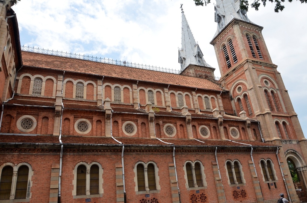 Bên hông nhà thờ Đức Bà