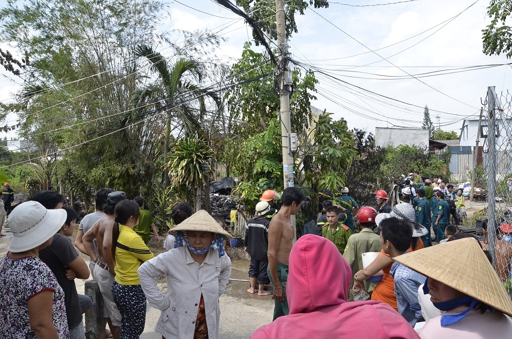 Vụ cháy khiến cả khu phố hốt hoảng.