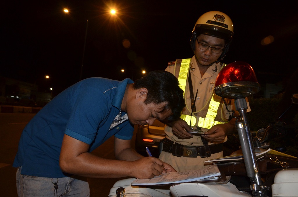 Tài xế chấp nhận ký vào biên bản vi phạm