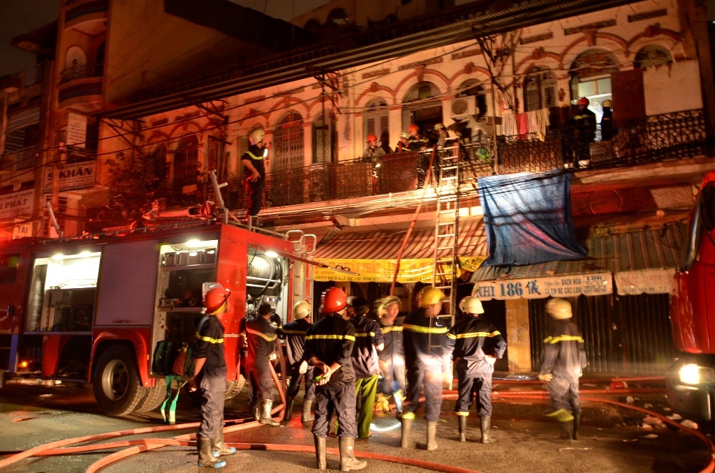 Dãy nhà xảy ra cháy.