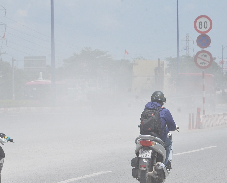 Mỗi khi có xe lớn chạy qua là cả đoạn đường như chìm trong sương mù