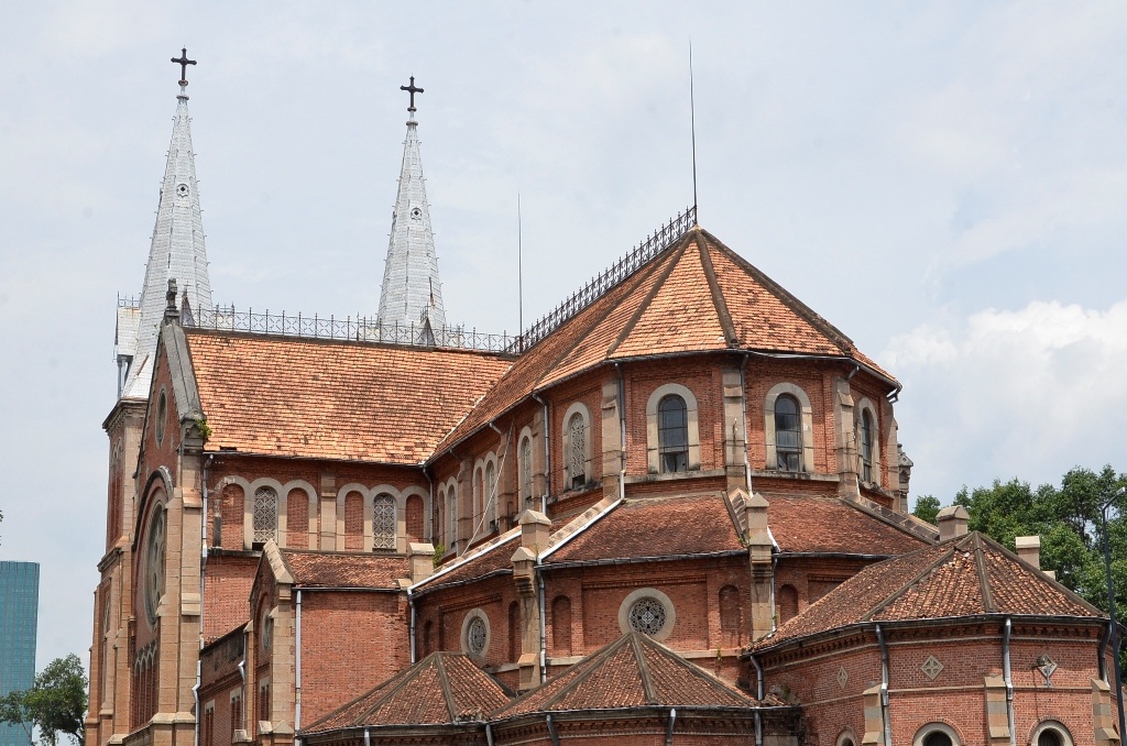 Phần mái ngói của nhà thờ đã xuống cấp trầm trọng