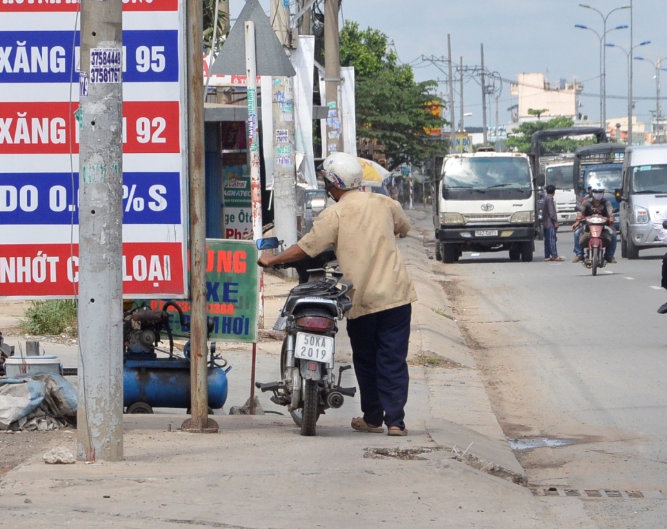 Nhiều nạn nhân của đinh tặc phải dắt bộ xe đi tìm chỗ vá