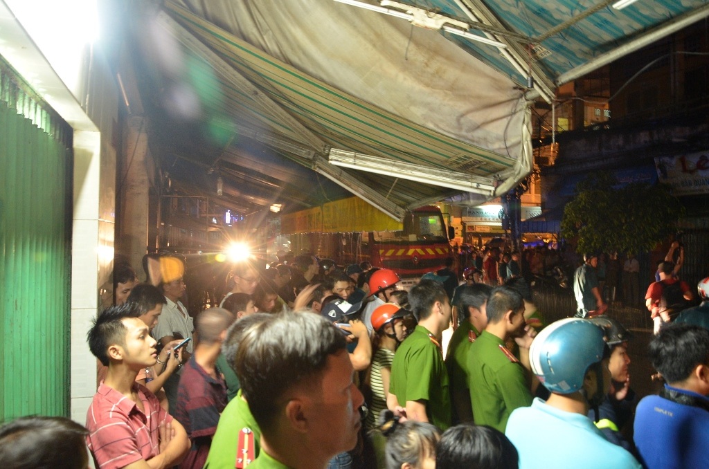 Vụ cháy khiến cả khu dân cư hốt hoảng.