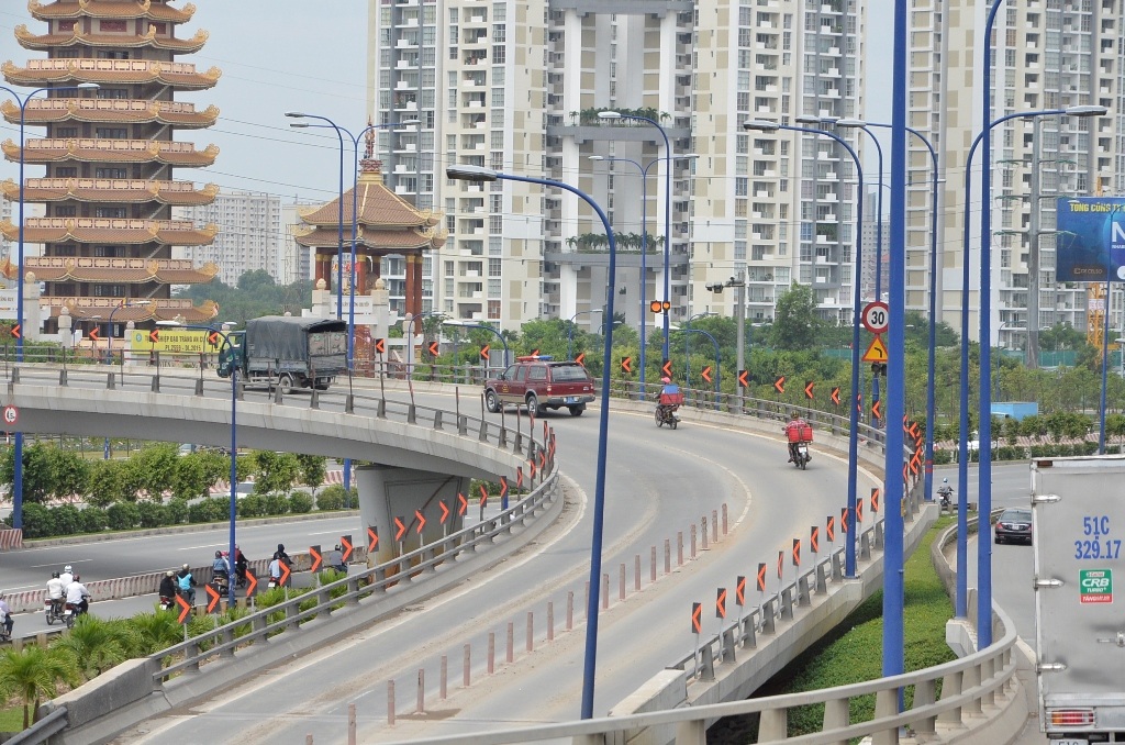 Chạy song song với ô tô rất nguy hiểm