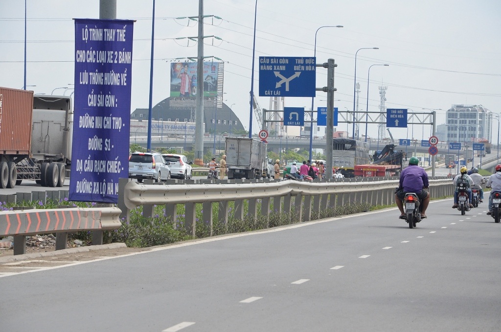 Ở đầu đường, cơ quan chức năng đều có biển chỉ dẫn lộ trình thay thế