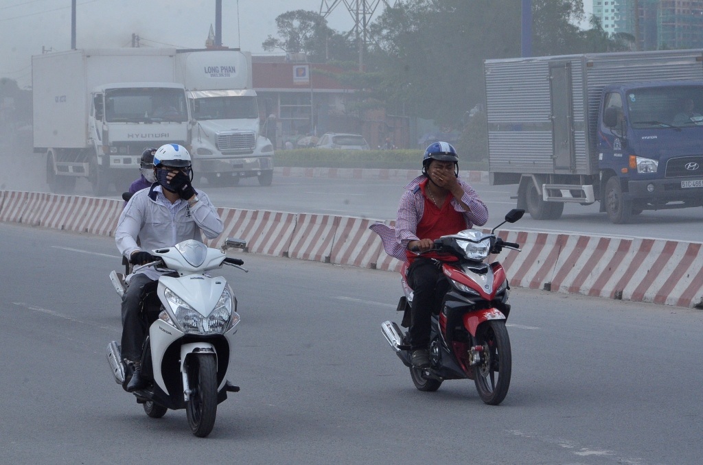 Nhắm mắt liều mình chạy xe trên đường