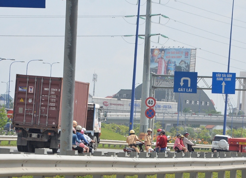 Khi phát hiện CSGT, nhiều người đã tìm cách quay đầu xe để tránh.