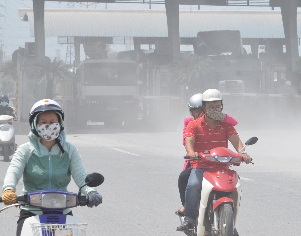 Nhắm mắt liều mình chạy xe trên đường