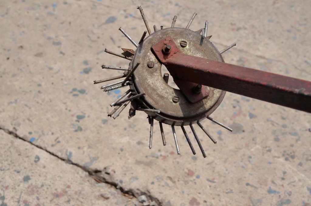 Mỗi ngày anh Nguyễn Văn Phong đều dùng dụng cụ này để hút đinh do kẻ xấu rải trên đường.