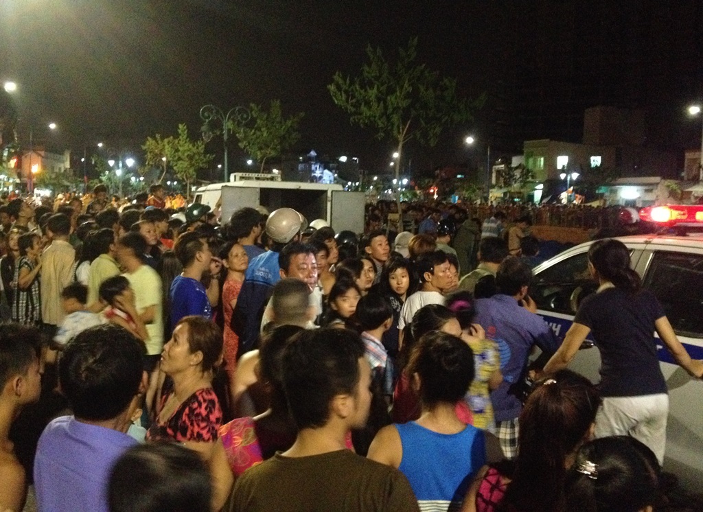 Cả trăm người dân hiếu kỳ vây kín hiện trường để theo dõi vụ việc.