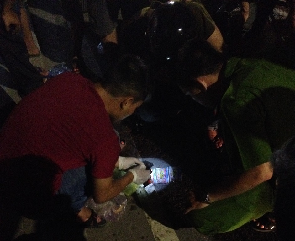 Công an kiểm tra tài sản trên người nạn nhân.